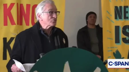 ''TRAMP ŽELI DA VLADA NAMA KAO TIRANIN'' Slavni holivudski glumac opleo po predsedniku (VIDEO) 