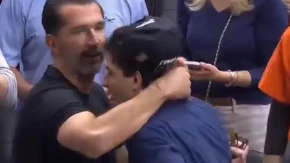 SCENA KOJA OBILAZI PLANETU Zagrljaj oca i sina, Peđa Stojaković ne krije ponos