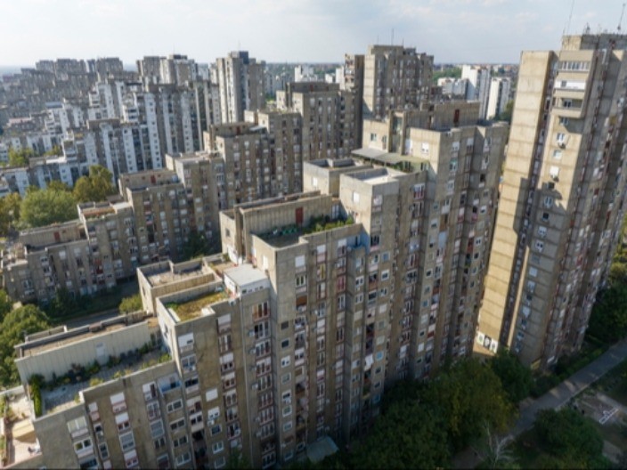 FILMSKA PRIČA SA NOVOG BEOGRADA Beskućnik nasledio OGROMNU SUMU od žene koju godinama nije video – DETALJI KOJI LEDE KRV U ŽILAMA!