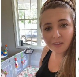 Pobacala je sve bebine igračke i dala joj ovo da se igra: Jedni se krste, drugi kažu da je genije!