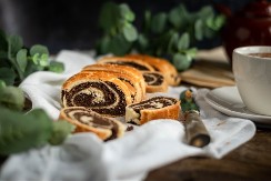 BAKINA ŠTRUDLA SA ROGAČEM MIRIŠE NA DETINJSTVO Pola pleha nestane u trenu