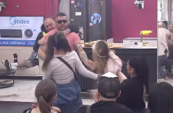 HAOS U ELITI Asmin krenuo da čupa Aneli, obezbeđenje uletelo u poslednjem trenutku! (FOTO)