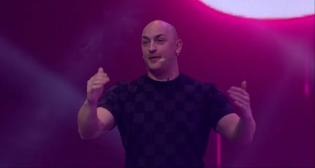 "10 GODINA PEVA, A NIŠTA NIJE NAPRAVILA" Desingerica žestoko udario na poznatu pevačicu