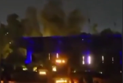 POGOĐENA AMERIČKA AMBASADA U RIJADU: Crni dim kulja iz zgrade, stigla Trampova reakcija! (VIDEO)