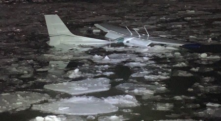 AVIO SE SRUŠIO U REKU: Putnik i pilot plivali kroz sante leda (FOTO)