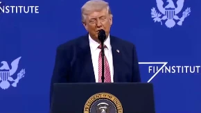 "PUCAJ, BUM, PUCAJ, BUM" Trampov govor postao viralan: "Priča kao dete" (VIDEO)