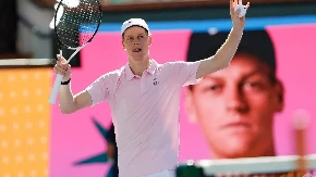 NIJE ZNAO ŠTA GA JE SNAŠLO Janik Siner "napadnut"! (VIDEO)