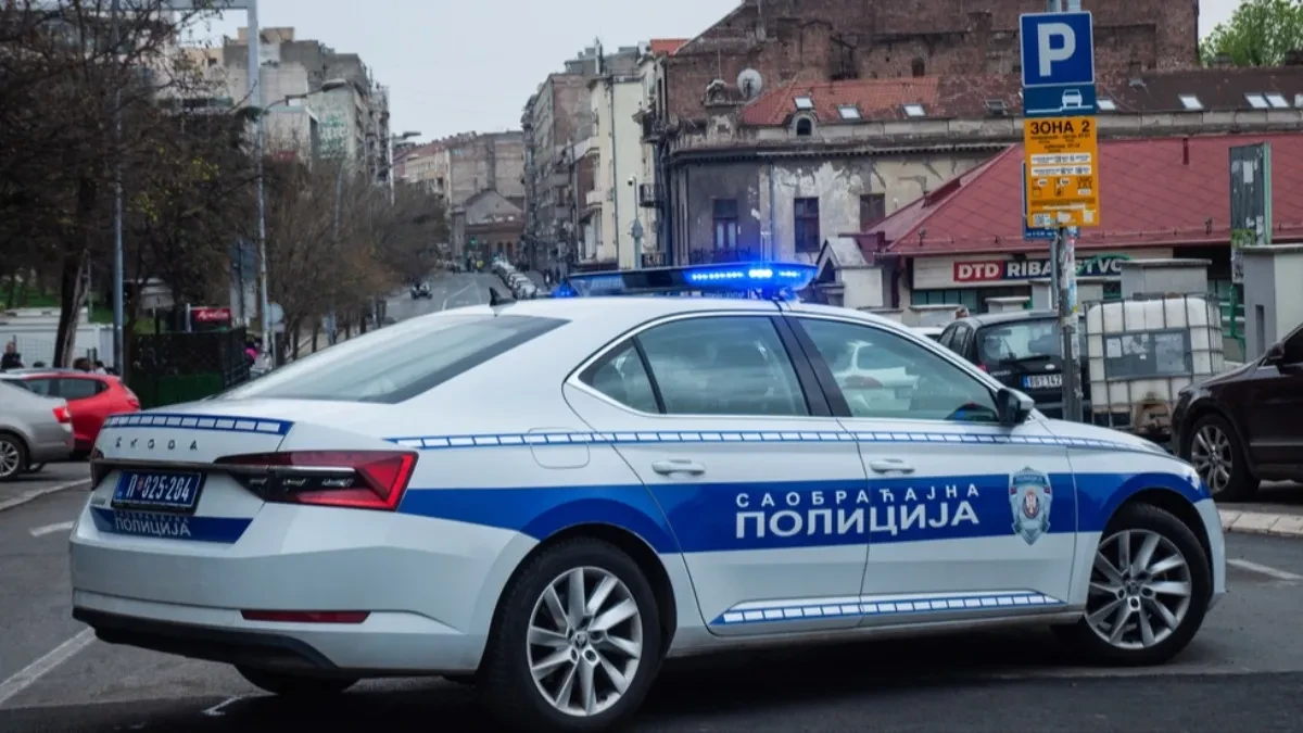 AUTOM SE ZAKUCAO U SEMAFOR, PA SE PREVRNUO NA KROV Povređen vozač, izvlačili ga vatrogasci