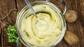 Više vam neće pasti na pamet da sipate mleko u pire krompir! Stavite kašiku ovoga i desiće se čudo