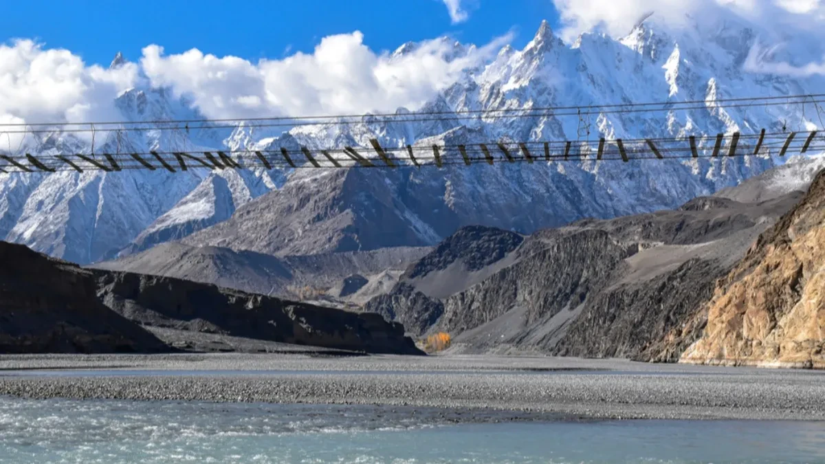 POGLED NA OVAJ MOST LEDI KRV Ekstremno opasna konstrukcija proteže se iznad ledene reke - svaki korak je rizičan, a ljudi idu preko njega svakog dana
