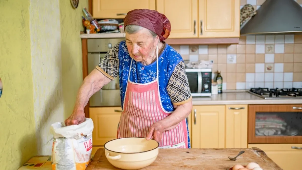 MRLJE NESTAJU ZA TREN OKA Evo kako moja baka uklanja masnoću, potreban je samo JEDAN sastojak (VIDEO)