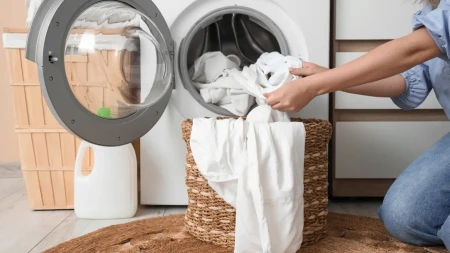 DODAJTE OVU TABLETU U TOPLU VODU Posiveli veš će momentalno postati BEO KAO SNEG (VIDEO)