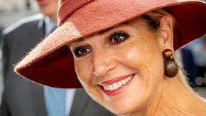 Damski, svedeno, sofisticirano: Idealan stajling za žene 50+, kraljica Maksima pokazala kako se nosi haljina A kroja