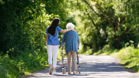 Naučnici otkrili šta smanjuje rizik od demencije: Besciljno sedenje može biti opasno, evo šta treba da radite ako želite ovo stanje da izbegnete