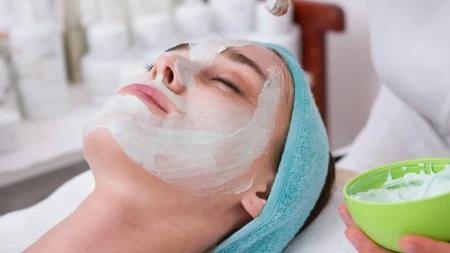 STAVITE JE PRED SPAVANJE Domaća maska od samo dva sastojka čini čuda za vaše lice