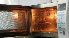 Sve se ulepi i umasti i ne može da se skine, ali ima rešenje: Evo kako očistiti unutrašnju stranu vrata na mikrotalasnoj