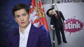 BRNABIĆ UDARILA KAO METAK! “Lik sa lutkom obešenog Vučića sada drži lekcije o demokratiji – nadrealno!”