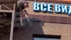 JEZIVA SCENA Dete palo sa prozora, VISILO NA TENDI – prolaznici u poslednji čas SPASLI ŽIVOT! (VIDEO)