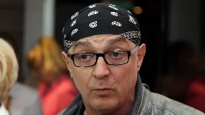 OVO JE JEDINA FOTOGRAFIJA OLIVERA MANDIĆA BEZ MARAME! Godinama je ne skida, a ovo je razlog!