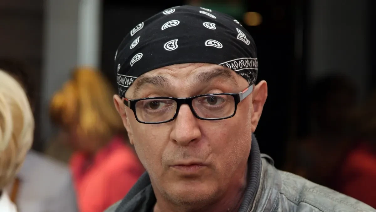 OVO JE JEDINA FOTOGRAFIJA OLIVERA MANDIĆA BEZ MARAME! Godinama je ne skida, a ovo je razlog!