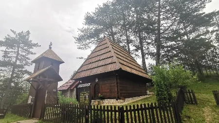 Nije Zlatibor samo betonirani centar - vidite ovu lepotu: Crkva brvnara u selu Jablanica odoleva vekovima - netaknuti biser sakriven u borovoj šumi