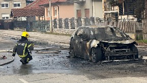 TROJICA UHAPŠENA ZBOG PALJENJA AUTOMOBILA Piromani iz Dubljanske ulice