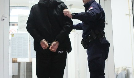 OTKRIVENO KO JE NAMAMIO DEČAKA DA UBIJE BAKU Od ukradenog novca kupio telefon!