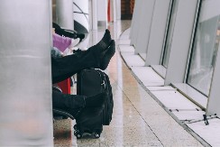 ISKUSNI STJUARD UPOZORIO PUTNIKE: "Nikad nemojte da nosite CRNE čarape u avionu"