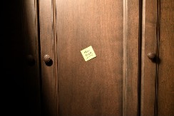 NEOBIČNA PORUKA U ZGRADI ZBUNILA STANARE "Ovo kao da je pisao serijski ubica"