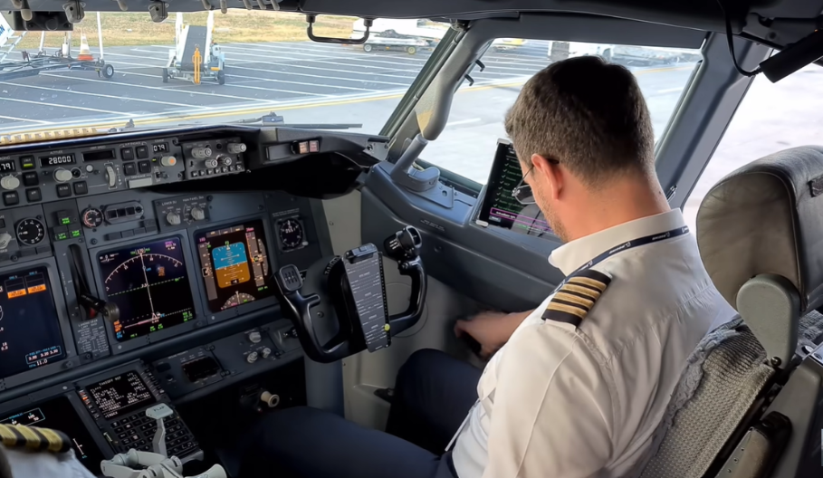 DEVOJKA UGLEDALA ZGODNOG PILOTA I NIJE ODOLELA DA GA NE SNIMI A onda je zinula od čuda - primetila je jedan detalj