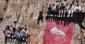 OPASNO JE PO ŽIVOT, ALI LJUDI NE ODUSTAJU Opušteno sede IZNAD PROVALIJE i pijuckaju kafu - evo kako uopšte dođu do kafića u steni