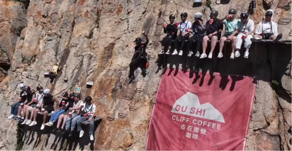 OPASNO JE PO ŽIVOT, ALI LJUDI NE ODUSTAJU Opušteno sede IZNAD PROVALIJE i pijuckaju kafu - evo kako uopšte dođu do kafića u steni