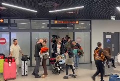 SUZE, ZAGRLJI I POLJUPCI Evakuisani građani Srbije noćas sleteli u Beograd