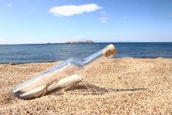 TRAŽILA PRINCA, DOBILA NOĆNU MORU Godinama bacala poruke u more, kad je otvorila paket - ZANEMELA!