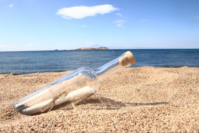 TRAŽILA PRINCA, DOBILA NOĆNU MORU Godinama bacala poruke u more, kad je otvorila paket - ZANEMELA!