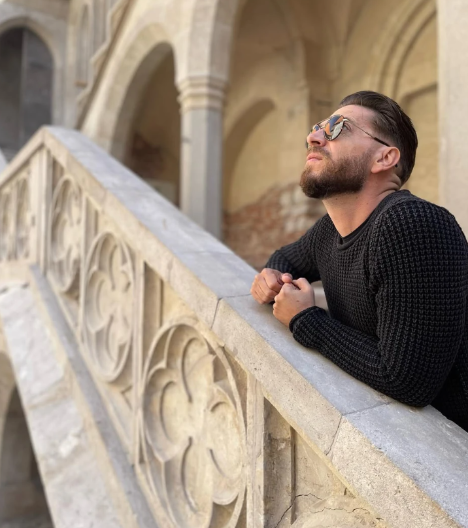 NAŠ GLUMAC KAO OD MAJKE ROĐEN Pozirao go, pa zaprepastio javnost (FOTO 18+)