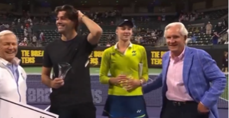 SKANDAL TRESE TENIS Na dodeli pehara moćnik neprikladno dodirivao Ribakinu (VIDEO)