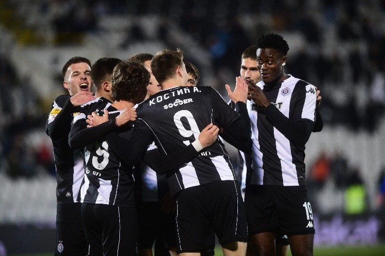 CRNO-BELI NAVIJAJU ZA ZVEZDU U PAZARU Partizan ima mnogo razloga da bodri crveno-bele, a situacija im se dodatno otvara