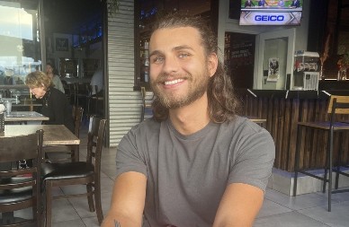 Previše je lep za tako prljav posao? Zgodni mladić (25) gazi po smeću i čisti kuće od bubašvaba i urina