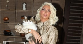 KARLEUŠU POLITIČAR OBASIPA POKLONIMA Ovo ju je sačekalo u hotelskoj sobi! (FOTO)