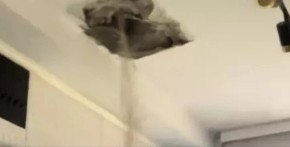 DRAGOŠU USRED TUŠIRANJA PUKAO PLAFON Kad je pokucao na komšijina vrata, usledio haos! (VIDEO)