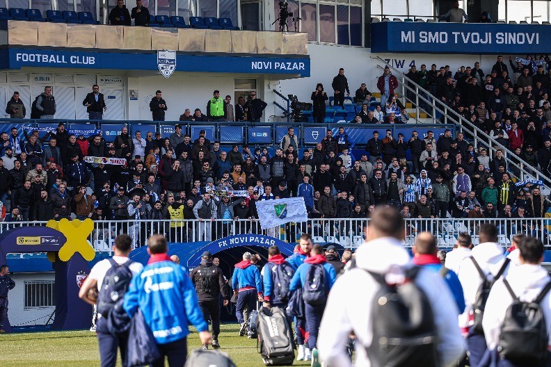 POTPUNI HAOS U NOVOM PAZARU Utakmica sa Zvezdom prekinuta posle 50 sekundi, odmah bila tuča, policija kod "delija"