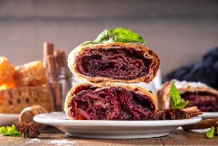 SEZONSKA ŠTRUDLA SA VANILOM I VIŠNJAMA Pomera granice dobrog ukusa