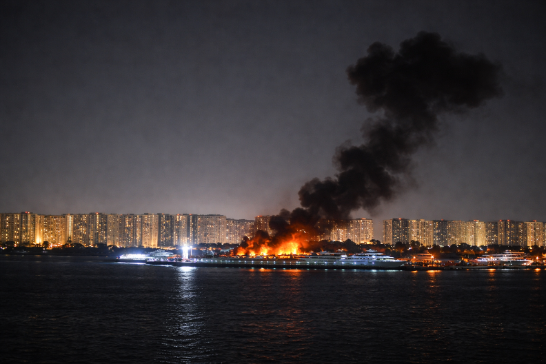 PAKAO NA BLISKOM ISTOKU! Pogođena marina u Abu Dabiju – dim nad gradom, sirene urlaju i u Dubaiju (VIDEO)