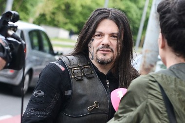 ACA AMADEUS NESTAO SA LICA ZEMLJE Na aerodromu zatekli samo njegov bend!