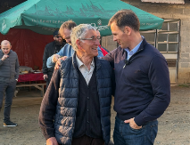 MALI U SELU GUBEREVCI, DOČEKAO GA RADOSNI DOMAĆIN SRETEN Ministar poručio: Posla ima i uradiće ga ljudi sa liste „Aleksandar Vučić - Lučani naša porodica“! 