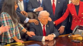 BOŽE ME SAČUVAJ I SAKLONI Neobičan snimak iz Bele kuće: Dvadesetak ljudi okružilo Donalda Trampa i molilo se za njega (VIDEO)