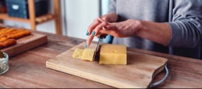 Zašto ne možemo da prestanemo da jedemo sir? Nauka ima odgovor