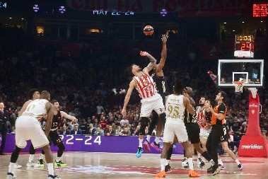 TOTALNI HAOS U PRVOM POLUVREMENU Izundu i Mejs u glavnim ulogama, evo šta je razbesnelo navijače u Areni