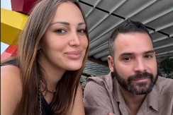 PRIJIN I FILIPOV SIN NAPUNIO 7 GODINA Torta na četiri sprata sa velikom igračkom, a tek da vidite pevačicin stajling! (FOTO)